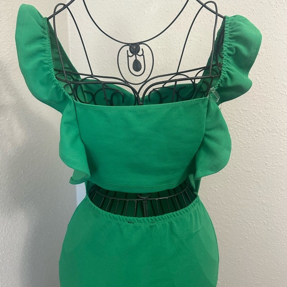 Green Ruched Off-Shoulder Sundress - Picture 4 of 6